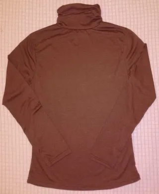 Camiseta manga larga color marrón con cuello alto