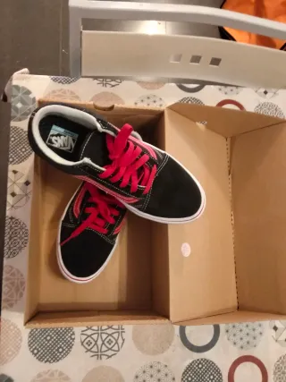 Zapatillas Vans Negras y Rojas