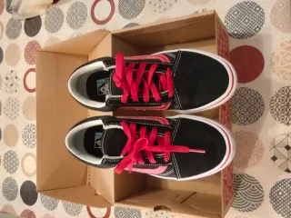Zapatillas Vans Negras y Rojas