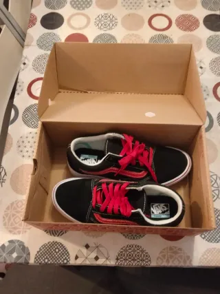 Zapatillas Vans Negras y Rojas