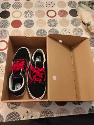 Zapatillas Vans Negras y Rojas