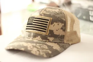 Gorra estilo militar con bandera USA