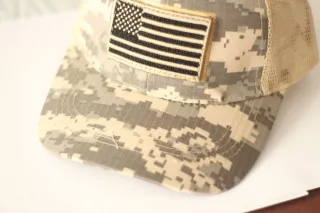 Gorra estilo militar con bandera USA