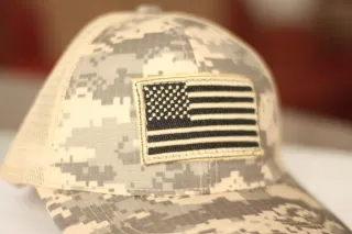 Gorra estilo militar con bandera USA