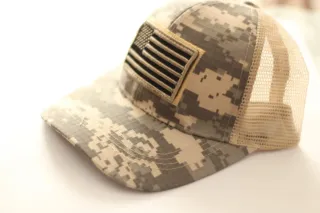 Gorra estilo militar con bandera USA