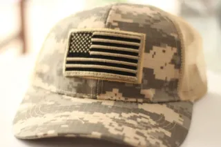 Gorra estilo militar con bandera USA