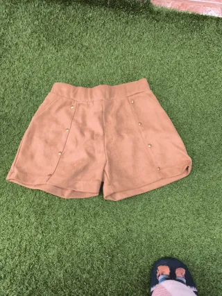 Pantalón corto marrón con detalles dorados