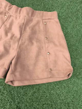 Pantalón corto marrón con detalles dorados