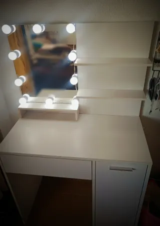 Tocador de maquillaje blanco con luces