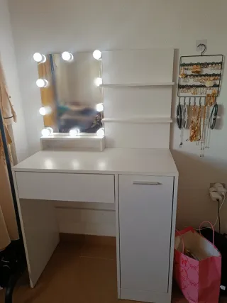 Tocador de maquillaje blanco con luces