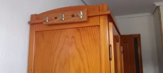 Armario de pino macizo