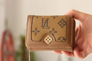 Cartera mujer marrón y dorada.