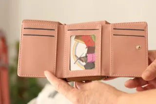 Cartera mujer marrón y dorada.