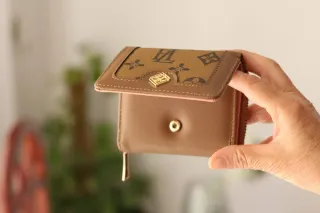 Cartera mujer marrón y dorada.