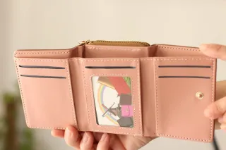 Cartera mujer marrón y dorada.