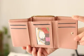 Cartera mujer marrón y dorada.