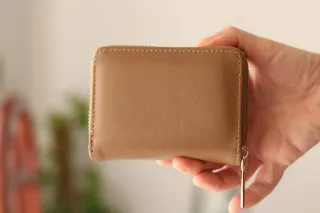 Cartera mujer marrón y dorada.