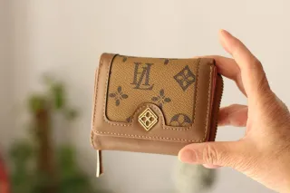 Cartera mujer marrón y dorada.