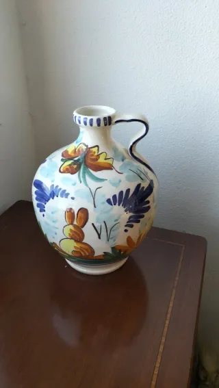 Jarrón de cerámica pintado a mano