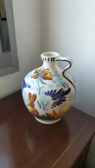 Jarrón de cerámica pintado a mano