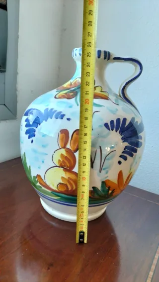 Jarrón de cerámica pintado a mano