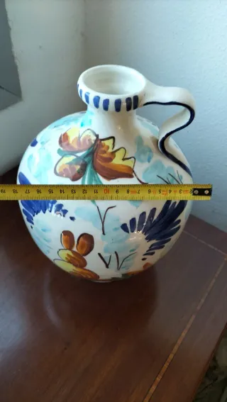 Jarrón de cerámica pintado a mano