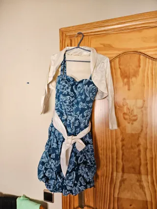 Vestido azul floral con fajín blanco y chaqueta