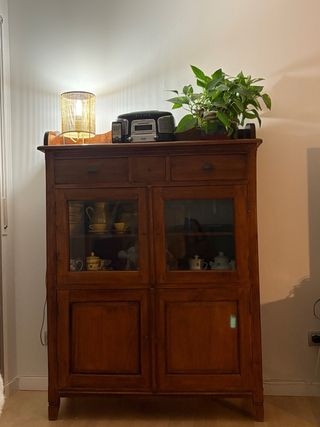 Prezioso vetrinetta Banak in legno massello