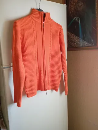 Sudadera naranja con cremallera y trenzas