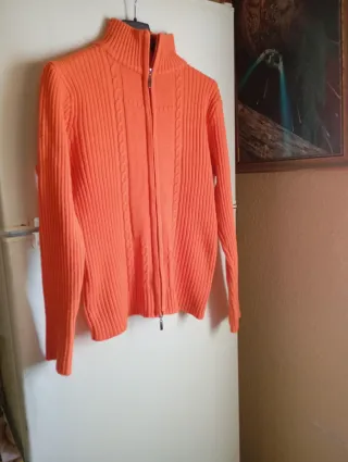 Sudadera naranja con cremallera y trenzas