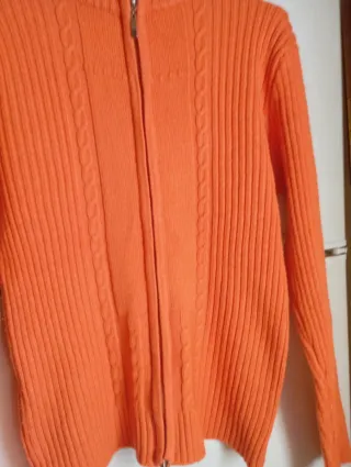 Sudadera naranja con cremallera y trenzas