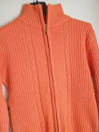 Sudadera naranja con cremallera y trenzas