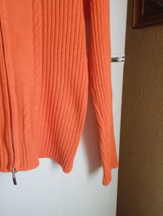Sudadera naranja con cremallera y trenzas