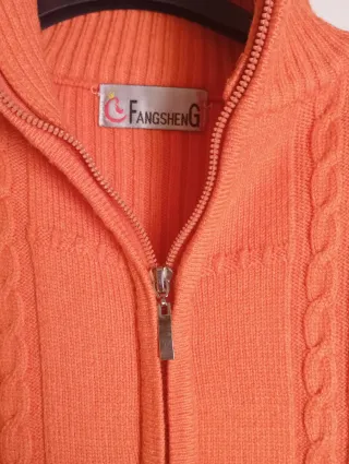 Sudadera naranja con cremallera y trenzas