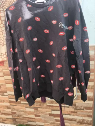 Sudadera negra con estampado de labios rojos