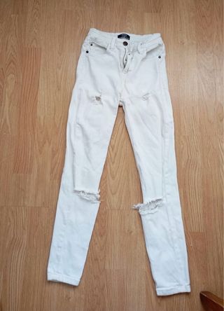 Pantalones vaqueros blancos rotos