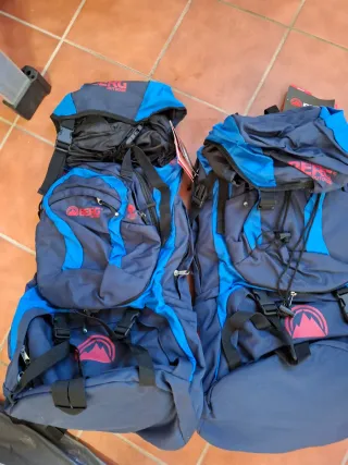 Mochilas de senderismo BERG azules y rojas