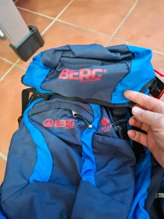 Mochilas de senderismo BERG azules y rojas