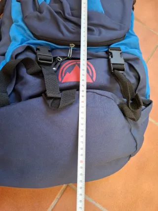 Mochilas de senderismo BERG azules y rojas