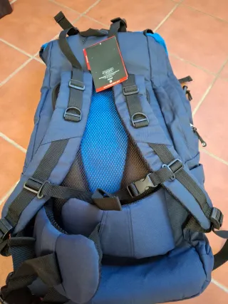 Mochilas de senderismo BERG azules y rojas