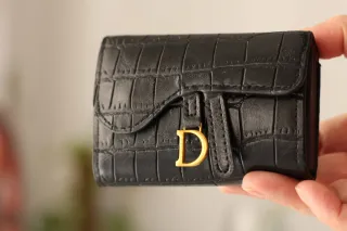 Tarjetero mujer negro con detalle D dorado