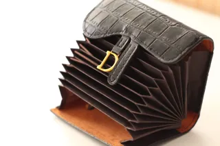 Tarjetero mujer negro con detalle D dorado