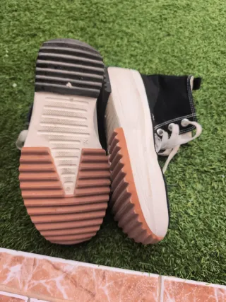 Zapatillas altas negras y blancas