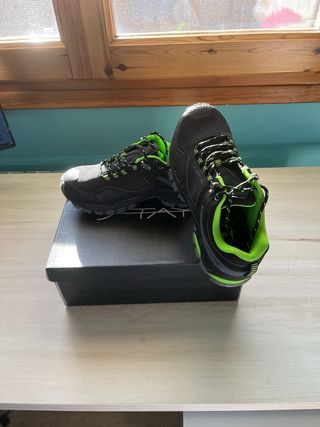 Zapatillas de montaña negras y verdes