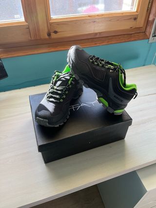 Zapatillas de montaña negras y verdes
