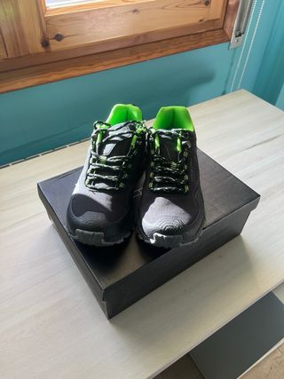 Zapatillas de montaña negras y verdes