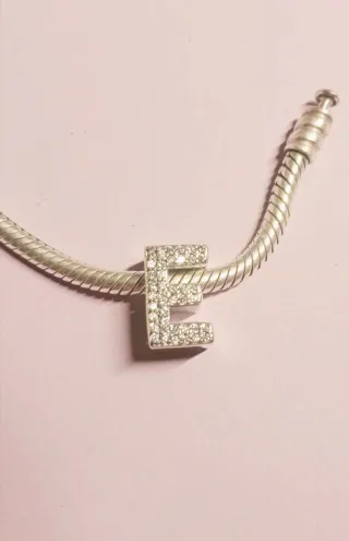 Charm letra E plata ley y circonitas