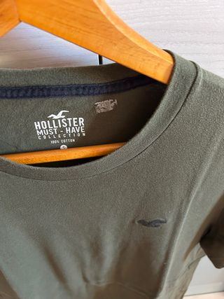 Camisetas Hollister blanca, verde y malva