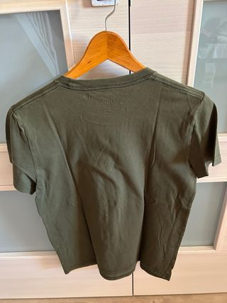 Camisetas Hollister blanca, verde y malva