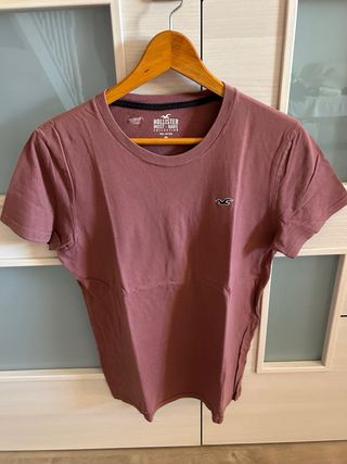 Camisetas Hollister blanca, verde y malva